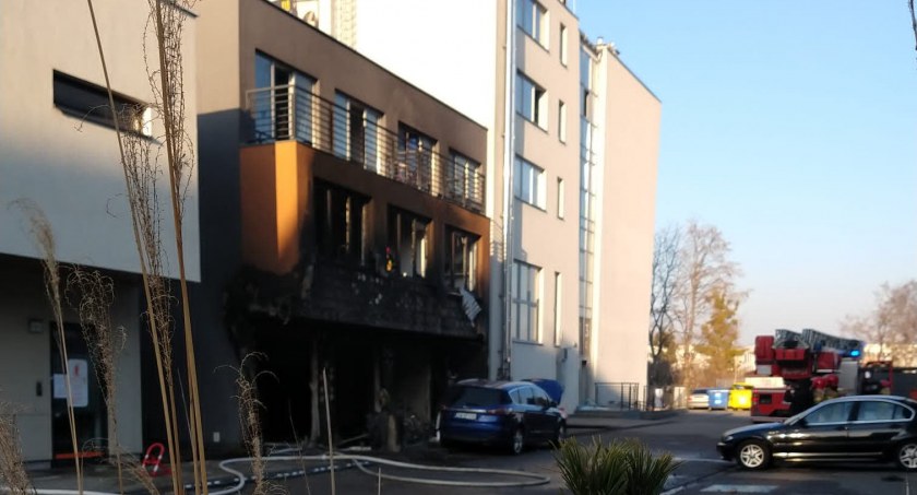 Eksplozje i potężny pożar restauracji na wrocławskich Krzykach. Jedna osoba została ranna. Zobacz FILM
