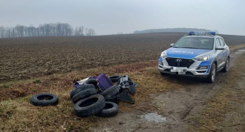 Wyrzucał śmieci na tereny rolne. Zaskoczył go widok policjantów, którzy przybyli na jego posesje by... wręczyć mandat