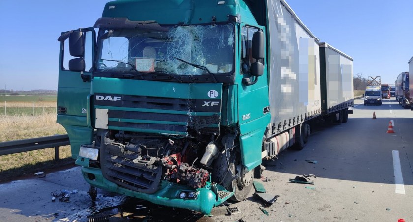 Wypadek z udziałem trzech ciężarówek na 103 kilometrze A4 w kierunku Legnicy. Jedna osoba trafiła do szpitala