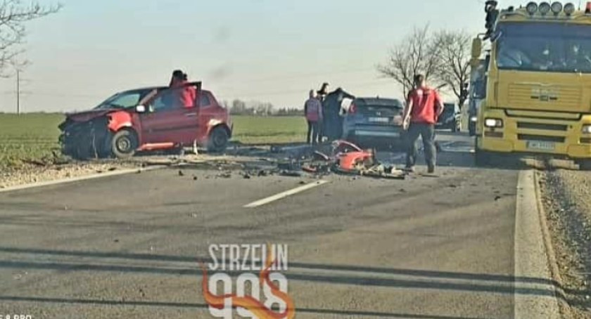 Czołowe zderzenie dwóch aut na DW395. Trzy osoby ranne. Droga zablokowana