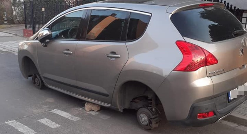 Plaga kradzieży kół na wrocławskich osiedlach. Bezradni mieszkańcy coraz częściej zastają swoje auta na cegłach
