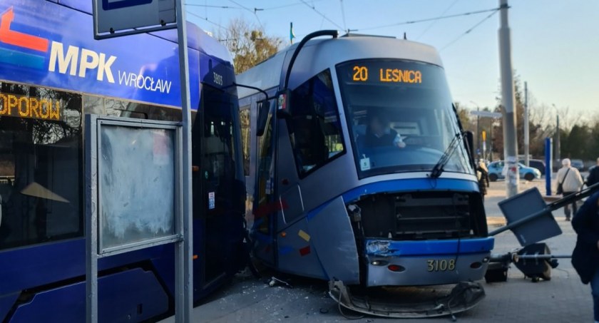 Wykolejenie tramwaju na przystanku Grabiszyńska - Cmentarz. Pojazd wjechał na przeciwległy peron
