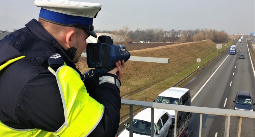 Działania „Dystans”. Wrocławska drogówka kolejny raz mierzyła odstępy między pojazdami na autostradzie A4 [FOTO]
