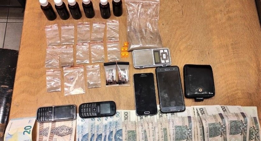 W jednym miejscu policjanci z Ołbina zatrzymali 3 osoby poszukiwane przez wymiar sprawiedliwości [FOTO]