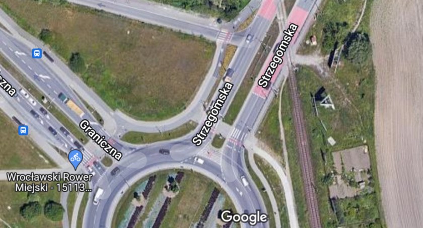 Zmiany w organizacji ruchu na ulicy Strzegomskiej przy rondzie rotmistrza Pileckiego, związane z remontem przejazdów kolejowych prowadzonych na zlecenie PKP. 