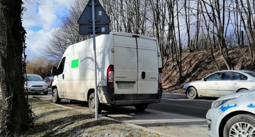 Zaatakowali kuriera gazem pieprzowym i ukradli jego auto z przesyłkami. Wszyscy zostali namierzeni przez wrocławskich kryminalnych