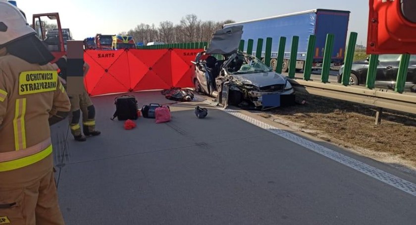 Koszmarny wypadek na autostradzie A4. Samochód osobowy wbił się pod naczepę ciężarówki. 