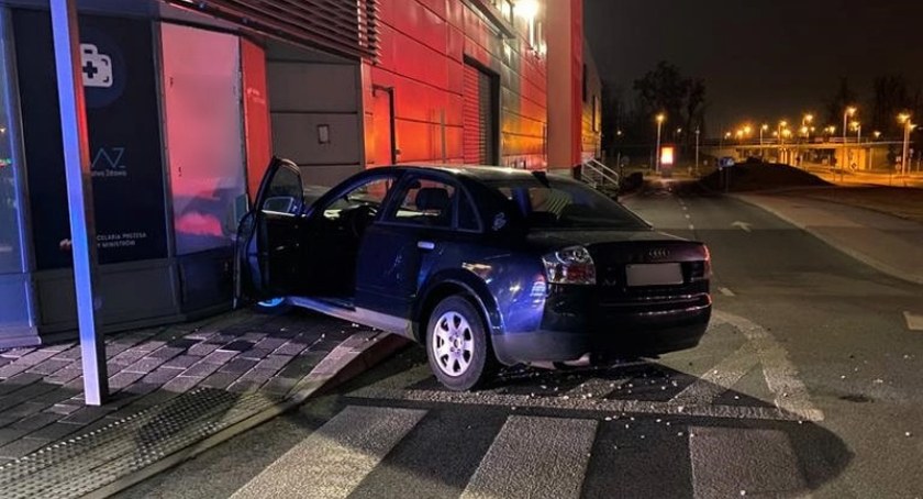 Jeden nietrzeźwy kierujący wjechał w witrynę sklepową, drugi prowadził śmieciarkę