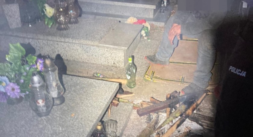 Zatrzymany mężczyzna spał na nagrobku i palił ognisko smażąc kiełbaski na cmentarzu – usłyszał już zarzuty