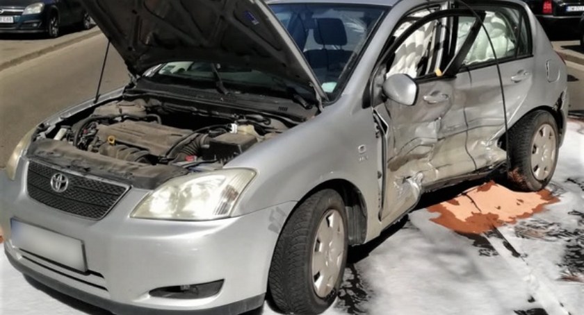 Włączając się do ruchu, musimy mieć oczy dookoła głowy. Boleśnie przekonał się o tym kierujący osobową Toyotą