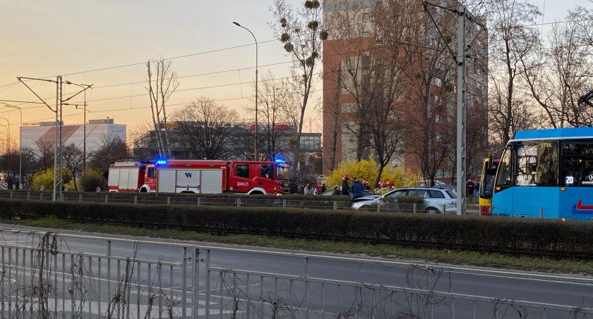 Wypadek trzech aut z udziałem nietrzeźwego kierowcy na ulicy Hallera. Jedna osoba trafiła do szpitala