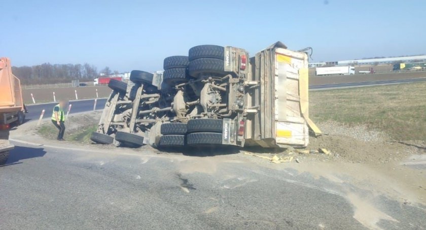 Wywrotka w rowie na zjeździe na autostradę A4. Uwaga na utrudnienia na węźle Pietrzykowice