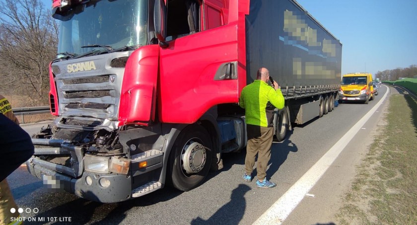 Zderzenie dwóch ciężarówek przed zjazdem na Kąty Wrocławskie. Utrudnienia na A4 w kierunku Zgorzelca