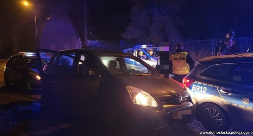 Policyjny pościg zakończony zatrzymaniem sprawcy kradzieży samochodu