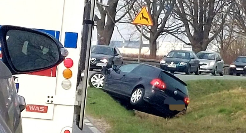 Zderzenie dwóch aut osobowych na trasie Wrocław-Strzelin. Dwie osoby poszkodowane. Droga zablokowana