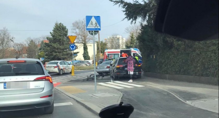 Potrącenie rowerzystki na ulicy Racławickiej we Wrocławiu