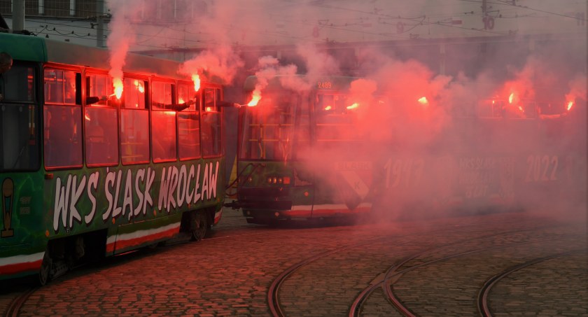 Kibice Śląska Wrocław pomalowali jeden z miejskich tramwajów