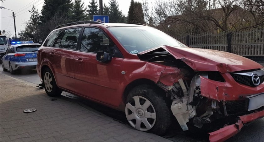 O włos od tragedii. Nietrzeźwy kierowca potrącił dwoje pieszych idących chodnikiem, po czym wjechał w ogrodzenie pobliskiej posesji [FOTO]