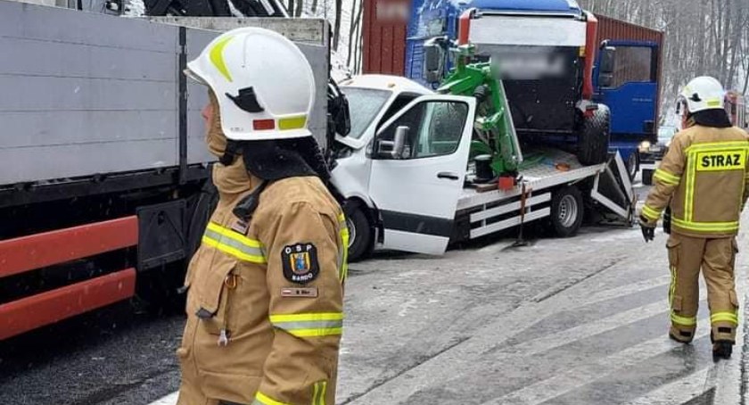 Śmiertelny wypadek z udziałem dwóch ciężarówek i lawety na krajowej ósemce w gminie Bardo