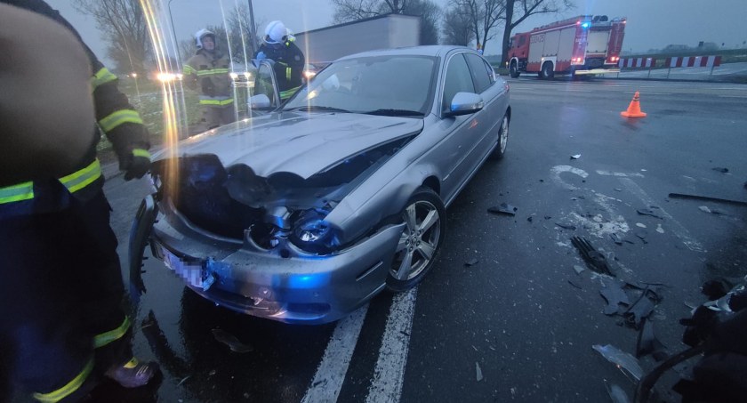 Wypadek dwóch aut osobowych w Kobierzycach. Policjant po służbie wraz z drugim kierującym trafili do szpitala