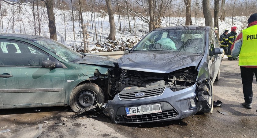 Czołówka w Starych Bogaczowicach. Pijany obywatel Ukrainy i jego współpasażer trafili do szpitala