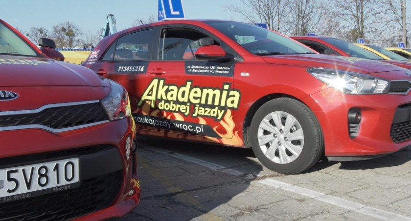 Dobra szkoła nauki jazdy we Wrocławiu – czym się kierować podczas wyboru?