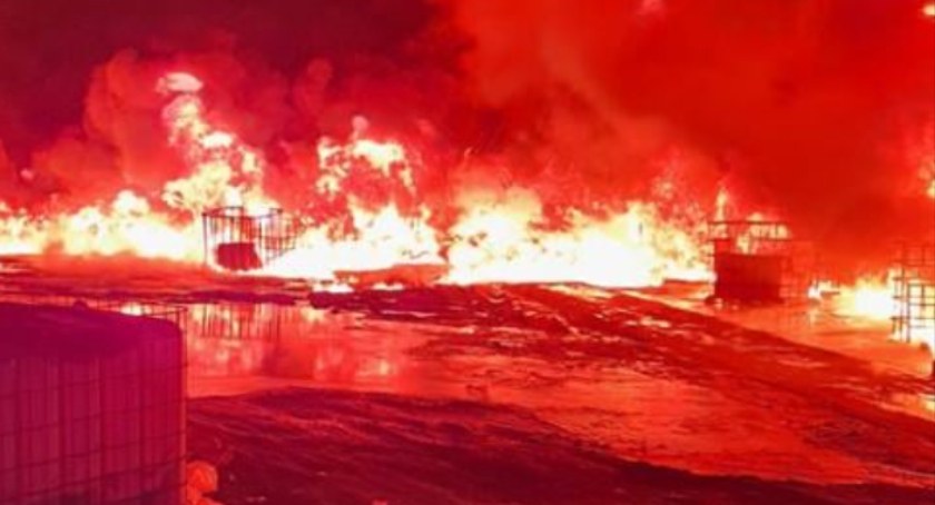 Potężny pożar w fabryce świec i zniczy w Bystrzycy pod Oławą. Z ogniem walczyło 36 zastępów straży pożarnej