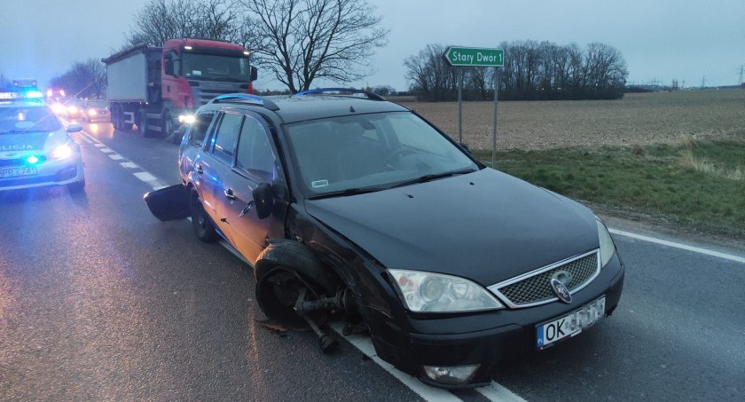 O włos od tragedii. Kolizja w dwóch aut osobowych i ciężarówki na DK35 pod Małuszowem