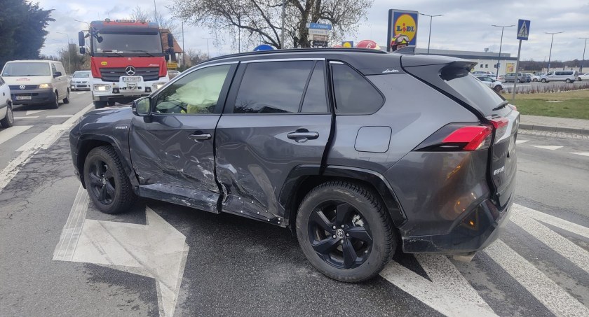Kąty Wrocławskie. Kolizja dwóch aut osobowych i ciężarówki na wjeździe do centrum od strony A4