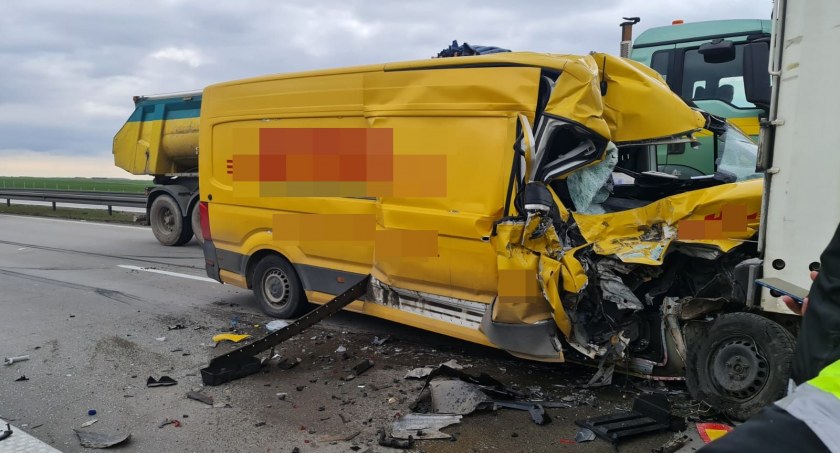 Bus firmy kurierskiej z potężną siłą wbił się w tył ciężarówki. Autostrada A4 w kierunku Legnicy obecnie zablokowana