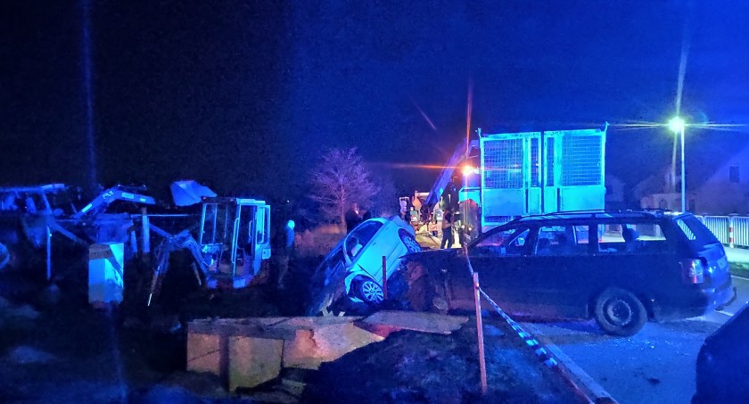 Dwie potrącone osoby, uszkodzone trzy auta osobowe i ciągnik rolniczy. Zaskakujący bilans wczorajszego wypadku w Mnichowicach