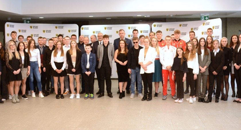 Marszałek wręczył stypendia samorządu województwa utalentowanym dolnośląskim sportowcom