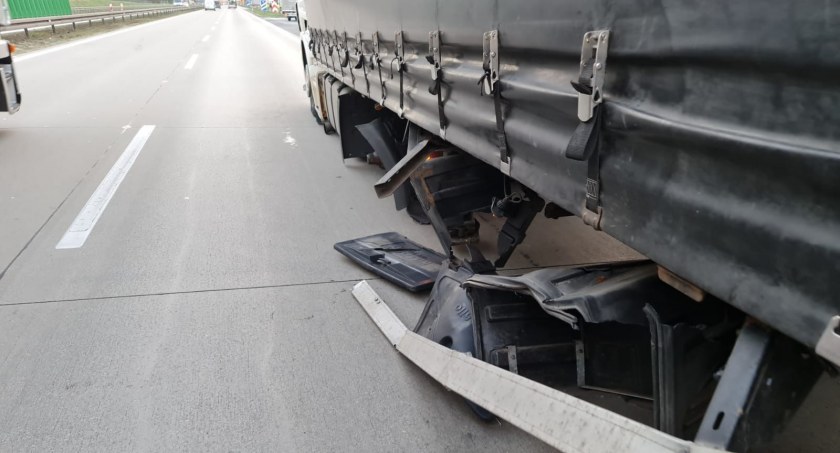 Urwane koła od ciężarówki wpadły na parking przy A4 i uszkodziły kilka pojazdów. Prawy pas autostrady w kierunku Wrocławia zablokowany