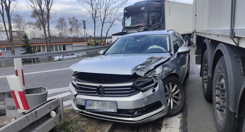 Kolizja na zjeździe z A4 na węźle Kostomłoty. Ciężarówka nie ustąpiła pierwszeństwa przejazdu. Utrudnienia na DK5