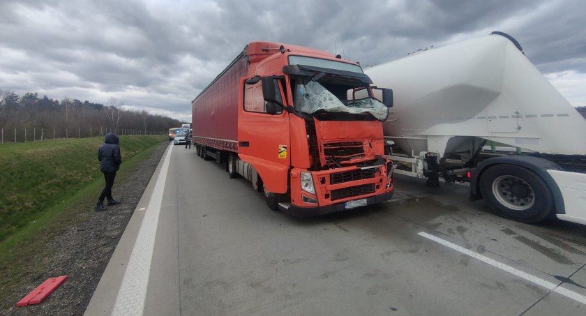 Kolizja dwóch ciężarówek na 131 kilometrze A4. Korek w kierunku Wrocławia zaczyna się już przed węzłem Kostomłoty