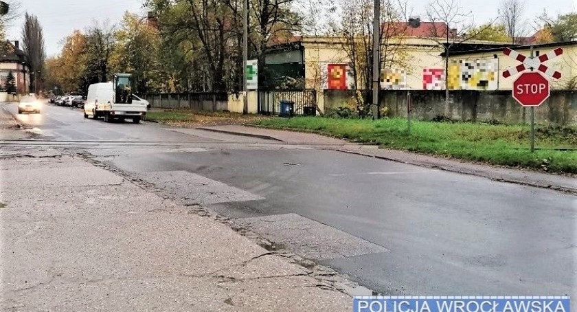 Uwaga przejazd kolejowy! Nie ryzykuj, że zdążysz przed pociągiem i nie ścigaj się ze śmiercią