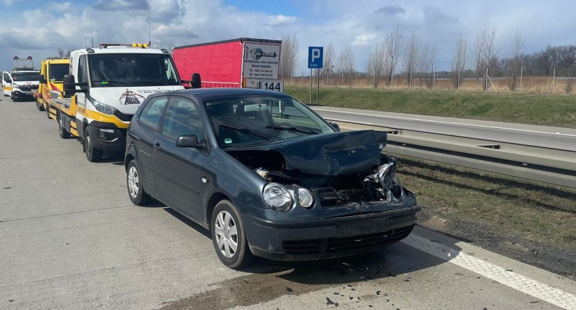 Kolizja z udziałem trzech pojazdów osobowych i pożar auta powodem dzisiejszych utrudnień na autostradzie A4
