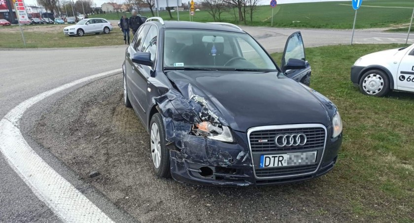 Zderzenie dwóch aut na DK5 w gminie Kostomłoty