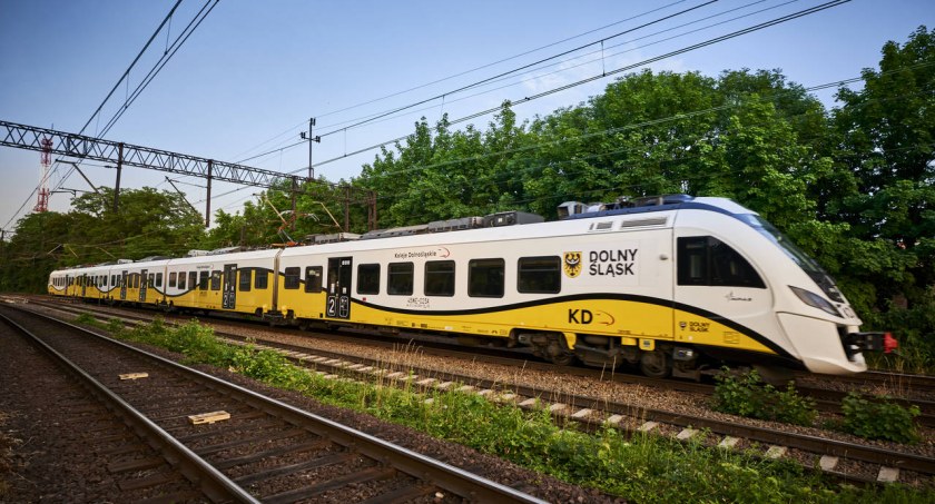 Wracają sezonowe pociągi Kolei Dolnośląskich do Skalnego Miasta