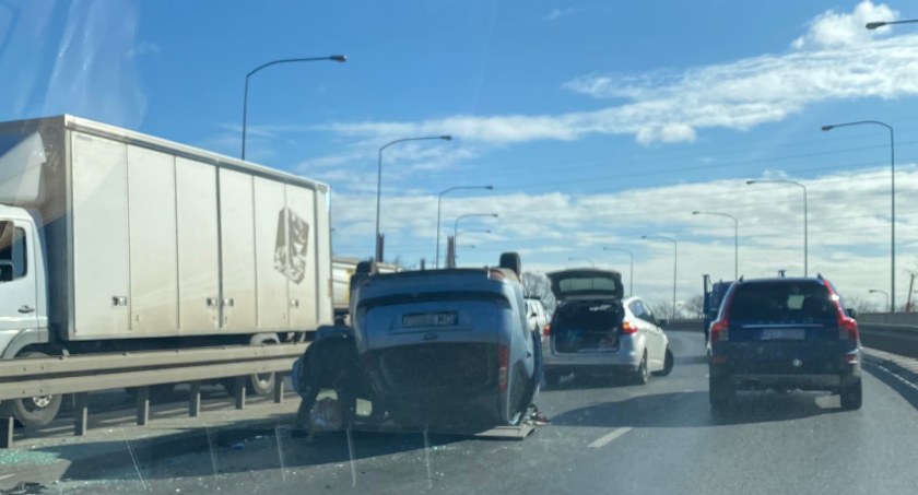 Dachowanie na moście Milenijnym w kierunku Osobowic. Poranne utrudnienia po kolizji dwóch aut osobowych
