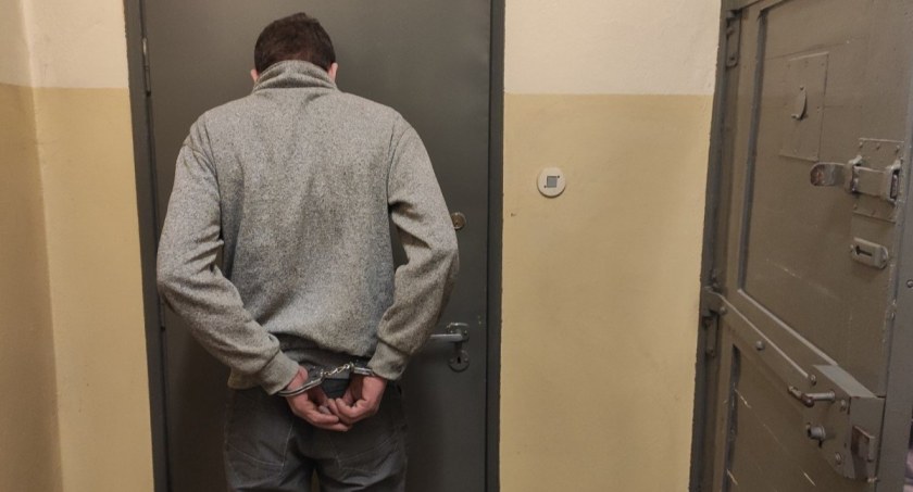 Pijany wjechał na miejsce oględzin po wypadku. Próbował wręczyć policjantom 300zł żeby 