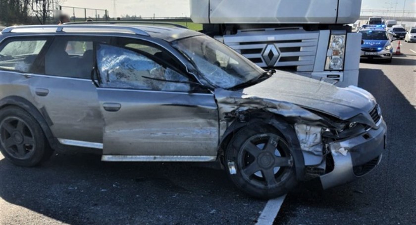 Sprawca wczorajszej kolizji na AOW był poszukiwany przez policję. Ani on, ani jego auto nie powinni znaleźć się na drodze