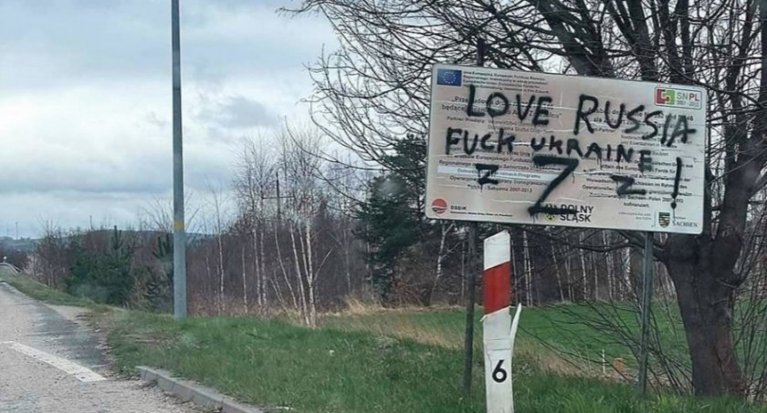 Skandaliczne prorosyjskie hasła na jednej z tablic przy drodze wojewódzkiej Bogatynia - Zgorzelec
