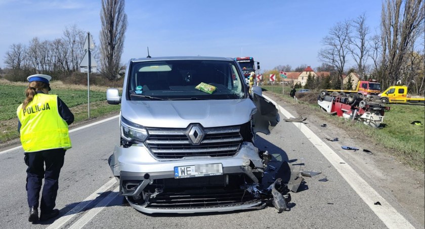 Zderzenie trzech aut na DK8 pod Jordanowem Śląskim. Bus do przewozu tłuszczu dachował w rowie. Wyciekło 100 litrów paliwa