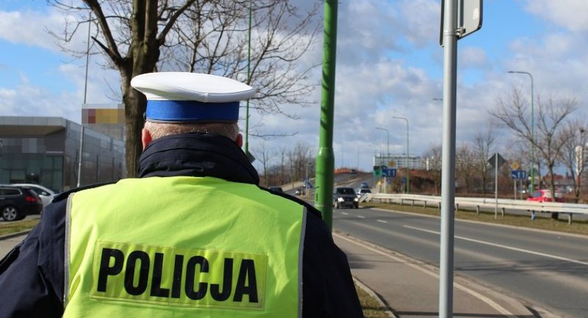 Kierowca Audi otrzymał 4,5tyś złotych mandatu! Jechał pod wpływem narkotyków, bez uprawnień, bez OC i bez zamiaru przyznania się do winy