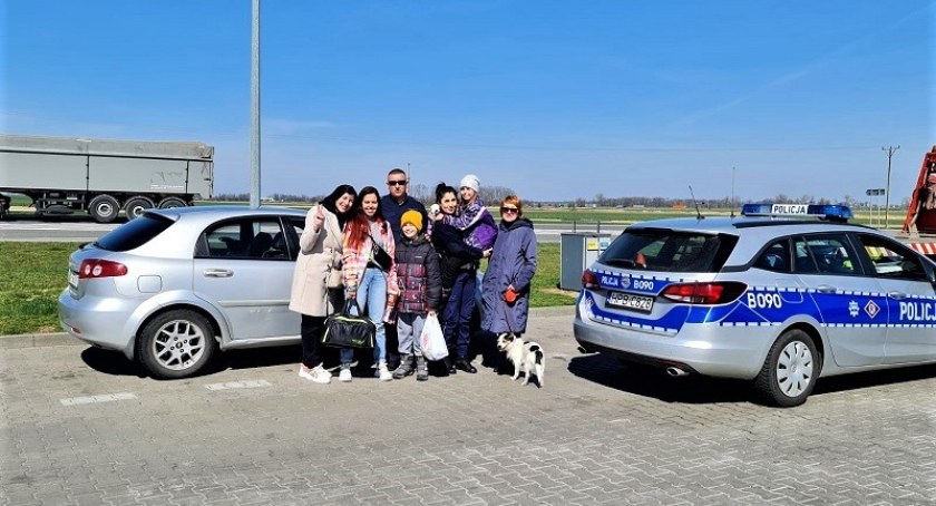 Funkcjonariusze z wrocławskiej drogówki pomogli rodzinie uchodźców z Mariupola, której auto uległo awarii na A4