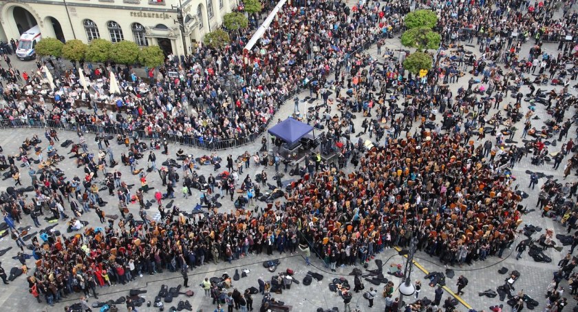 „Make Music Not War”! Serce z tysiąca gitar dla Ukrainy podczas 20. Gitarowego Rekordu Świata we Wrocławiu!