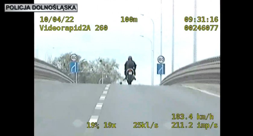 Będąc pod wpływem narkotyków uciekał motorem ulicami Wrocławia ponad 175km/h. Zobacz film z pościgu