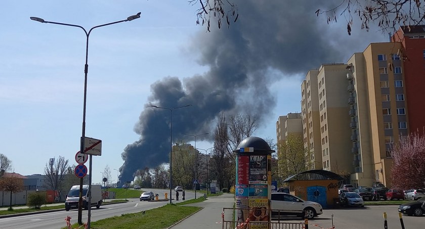 Pożar składowiska odpadów w pobliżu hali przy ulicy Na Ostatnim Groszu we Wrocławiu