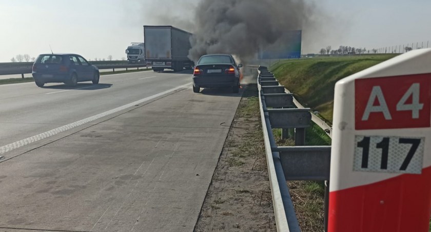 Zobacz film z pożaru osobowego BMW na 117 kilometrze autostrady A4 w kierunku Zgorzelca